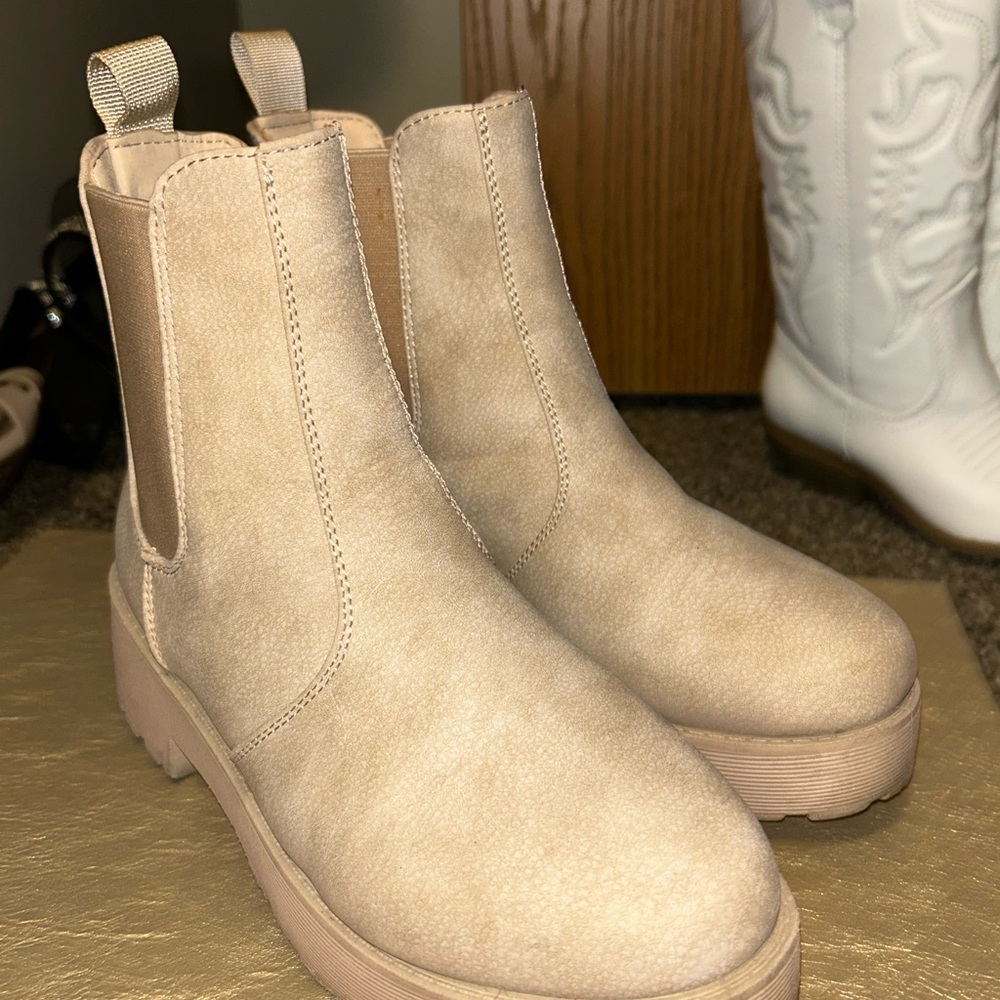 Women's Beige Chelsea Boots